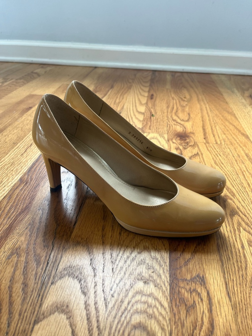 Stuart‎ Weitzman Patent Nude Leather Pumps Narrow size 8.5N